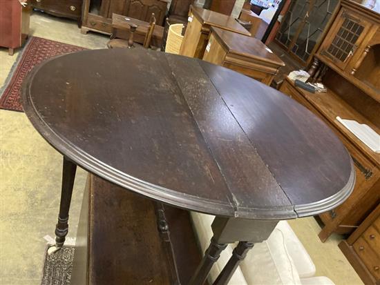 A mid Victorian oak Sutherland table, width 90cm height 74cm
